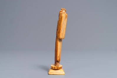 Een Chinese ivoren figuur van Li Tieguai, Ming