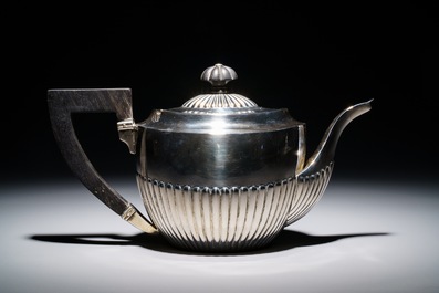 Een zilveren theeservies op onderschotel, 3e gehalte, wellicht Duitsland, eind 19e eeuw