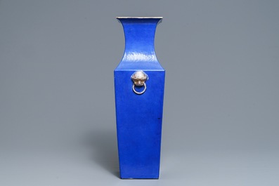 Een vierkante Chinese famille rose vaas met blauwe fondkleur, 19e eeuw