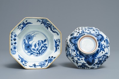 Un bol couvert sur pr&eacute;sentoir en porcelaine Arita de Japon en bleu et blanc, Edo, 17/18&egrave;me