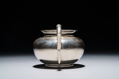 Een driedelig Chinees zilveren theestel, merk van Hung Chong, Shanghai, ca. 1900