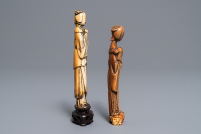 Deux figures de courtisanes en ivoire sculpt&eacute;, Chine, Ming