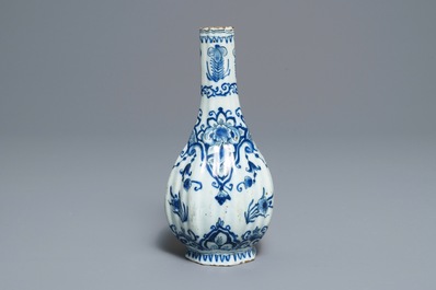 Deux plats, un plat ovale et un vase de forme bouteille en fa&iuml;ence de Delft en bleu et blanc, 18&egrave;me