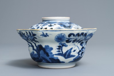 Un bol couvert sur pr&eacute;sentoir en porcelaine Arita de Japon en bleu et blanc, Edo, 17/18&egrave;me