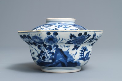 Un bol couvert sur pr&eacute;sentoir en porcelaine Arita de Japon en bleu et blanc, Edo, 17/18&egrave;me