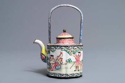 Een Chinese Canton email theepot met Europees decor, Qianlong