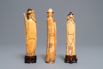 Trois figures d'immortels en ivoire et os sculpt&eacute;, Chine, Ming