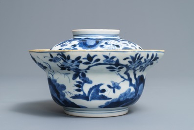 Un bol couvert sur pr&eacute;sentoir en porcelaine Arita de Japon en bleu et blanc, Edo, 17/18&egrave;me