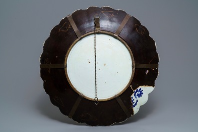 A massive Japanese lacquered porcelain dish, Arita, Edo, 17/18th C.