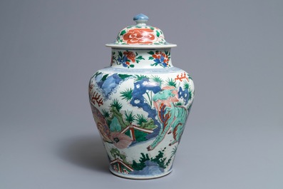 Un vase couvert en porcelaine de Chine wucai &agrave; d&eacute;cor d'animaux mythiques, &eacute;poque Transition