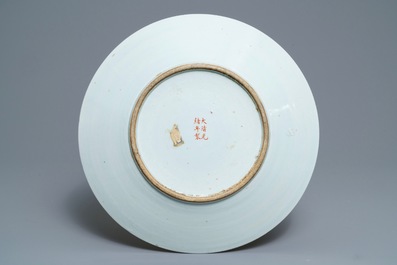 Un plat en porcelaine de Chine famille rose &agrave; fond jaune, marque de Guangxu, 19/20&egrave;me
