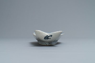 Une coupe en forme de poisson en porcelaine Arita de Japon en bleu et blanc, Edo, 18&egrave;me