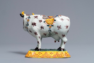 Een polychrome Delftse koe op basis met kikkers, 18e eeuw