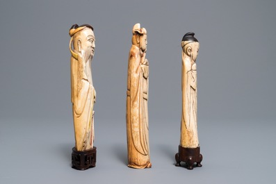 Trois figures d'immortels en ivoire et os sculpt&eacute;, Chine, Ming