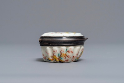 A Kakiemon-style Saint-Cloud porcelain silver-mounted snuff box, France, 2nd quarter 18th C.