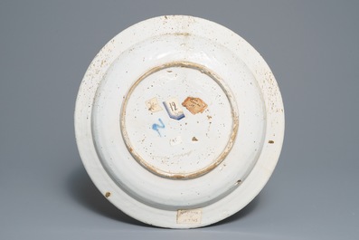 Deux plats, un plat ovale et un vase de forme bouteille en fa&iuml;ence de Delft en bleu et blanc, 18&egrave;me