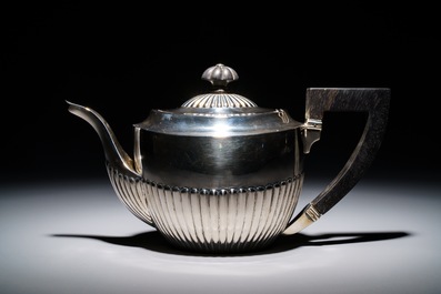 Een zilveren theeservies op onderschotel, 3e gehalte, wellicht Duitsland, eind 19e eeuw