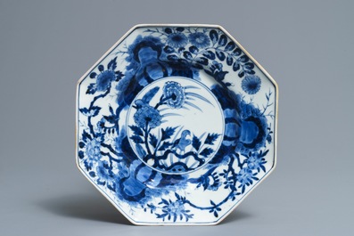 Un bol couvert sur pr&eacute;sentoir en porcelaine Arita de Japon en bleu et blanc, Edo, 17/18&egrave;me