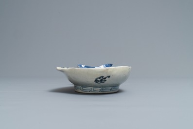 Une coupe en forme de poisson en porcelaine Arita de Japon en bleu et blanc, Edo, 18&egrave;me