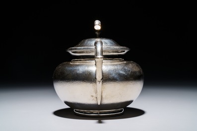 Een driedelig Chinees zilveren theestel, merk van Hung Chong, Shanghai, ca. 1900