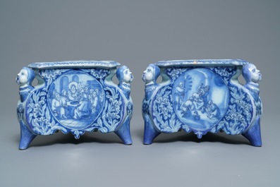 Een paar blauwwitte Delftse basissen voor kandelaars, 17e eeuw