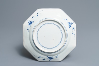 Un bol couvert sur pr&eacute;sentoir en porcelaine Arita de Japon en bleu et blanc, Edo, 17/18&egrave;me