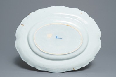 Deux plats, un plat ovale et un vase de forme bouteille en fa&iuml;ence de Delft en bleu et blanc, 18&egrave;me