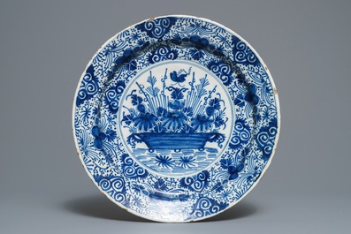 Deux plats, un plat ovale et un vase de forme bouteille en fa&iuml;ence de Delft en bleu et blanc, 18&egrave;me