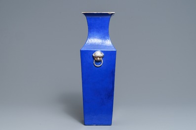 Un vase de forme carr&eacute; en porcelaine de Chine famille rose sur fond bleu fonc&eacute;, 19&egrave;me
