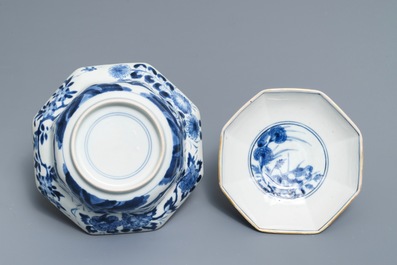 Un bol couvert sur pr&eacute;sentoir en porcelaine Arita de Japon en bleu et blanc, Edo, 17/18&egrave;me