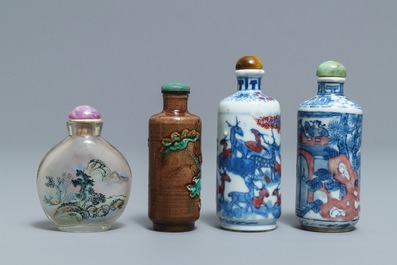 Four various Chinese porcelain and glass snuff bottles, 19/20th C.