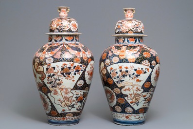 A pair of large Japanese Imari vases and covers, Edo, 17/18th C.