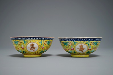 Deux paires de bols en porcelaine de Chine famille rose, marque de Qianlong et Guangxu, 19/20&egrave;me