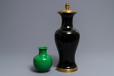 Twee Chinese monochrome groene en zwarte vazen, 18/19e eeuw