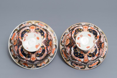 A pair of large Japanese Imari vases and covers, Edo, 17/18th C.