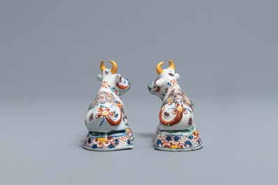 Une paire de vaches en fa&iuml;ence polychrome de Delft, 18&egrave;me