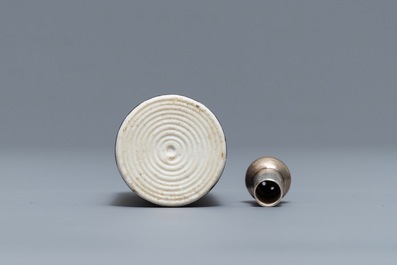 Une tabati&egrave;re en porcelaine de Chine famille noire &agrave; monture en argent, Qianlong/Jiaqing