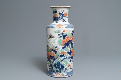 Un vase de forme rouleau en porcelaine de Chine verte-Imari, Kangxi