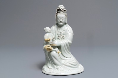 Een Chinees blanc de Chine model van Guanyin met kind, Qianlong