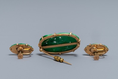 Une paire de boucles d'oreilles et une broche en jade &agrave; monture en or 14 carats, Chine, 20&egrave;me