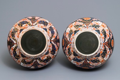 A pair of large Japanese Imari vases and covers, Edo, 17/18th C.