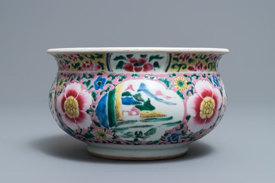 Un br&ucirc;le-parfum en porcelaine de Chine famille rose &agrave; d&eacute;cor de dragons, Yongzheng