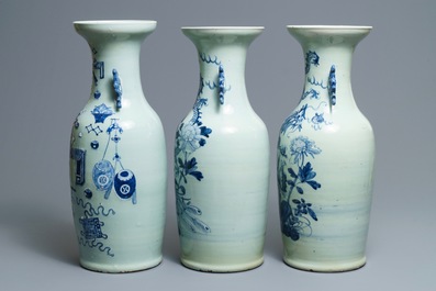 Trois vases en porcelaine de Chine bleu et blanc sur fond c&eacute;ladon, 19&egrave;me