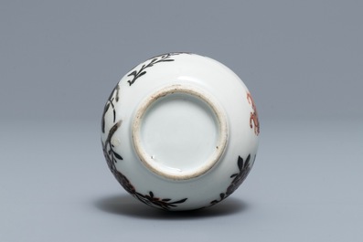 Un vase en porcelaine de Chine rouge de fer et noir &agrave; monture en argent, 19&egrave;me