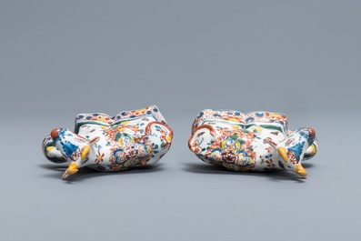 Une paire de vaches en fa&iuml;ence polychrome de Delft, 18&egrave;me