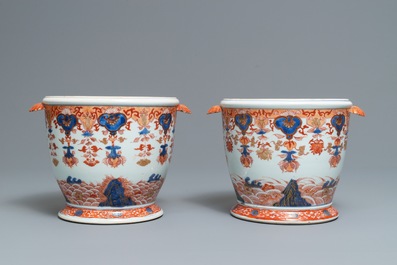 Une paire de rafraichissoirs en porcelaine de Chine de style Imari, Kangxi