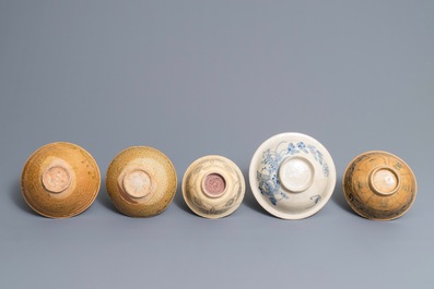 Een collectie van 13 stukken Vietnamees aardewerk, overwegend 14/15e eeuw