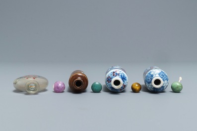 Four various Chinese porcelain and glass snuff bottles, 19/20th C.