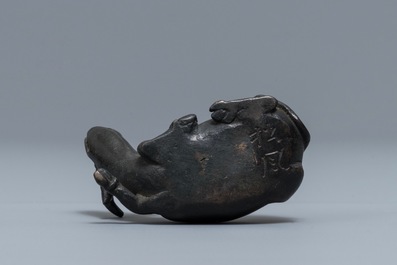 Een Chinese bronzen waterdruppelaar in de vorm van een buffel, twee-karaktermerk Ming