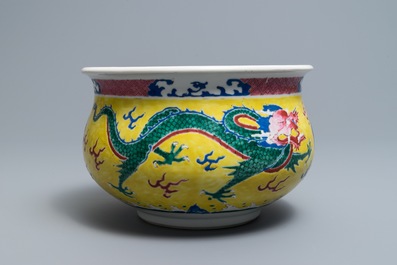 Un br&ucirc;le-parfum en porcelaine de Chine famille rose &agrave; faund jaune, Yongzheng